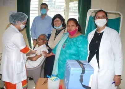 हल्द्वानी: महिला अस्पताल में लगा बुजुर्गों को कोरोना टीका