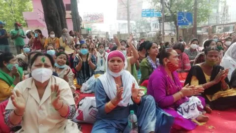 हल्द्वानी: उपनल कर्मियों का कार्य बहिष्कार, एसटीएच में गंदगी की भरमार