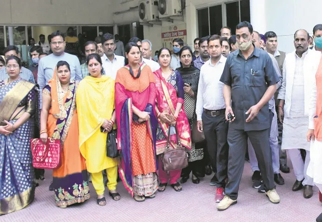 मुरादाबाद : नगर विकास मंत्री आशुतोष टंडन के सामने आपस में भिड़े भाजपाई