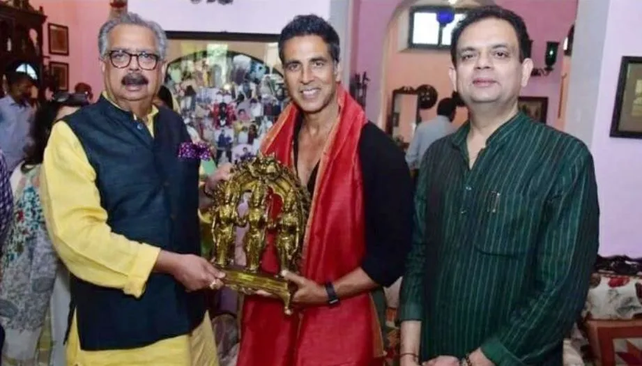 अयोध्या: ‘रामसेतु’ के मुहूर्त को रामनगरी पहुंचे अक्षय कुमार, रामलला के दरबार में लगाई हाजिरी