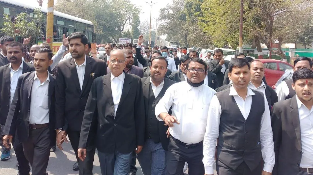 अयोध्या: अधिवक्ताओं ने किया मुख्य मार्ग जाम, पुलिस प्रशासन के खिलाफ नारेबाजी की