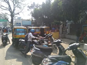 हल्द्वानी: जिम्मेदार विभागों की लापरवाही ने अस्पताल गेट पर बनवा दिया टेंपों स्टैंड