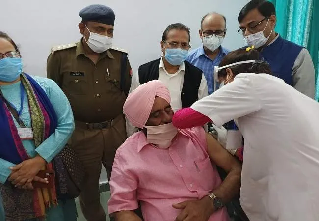 रामपुर : जल शक्ति राज्यमंत्री बलदेव सिंह औलख ने लगवाई कोविड वैक्सीन