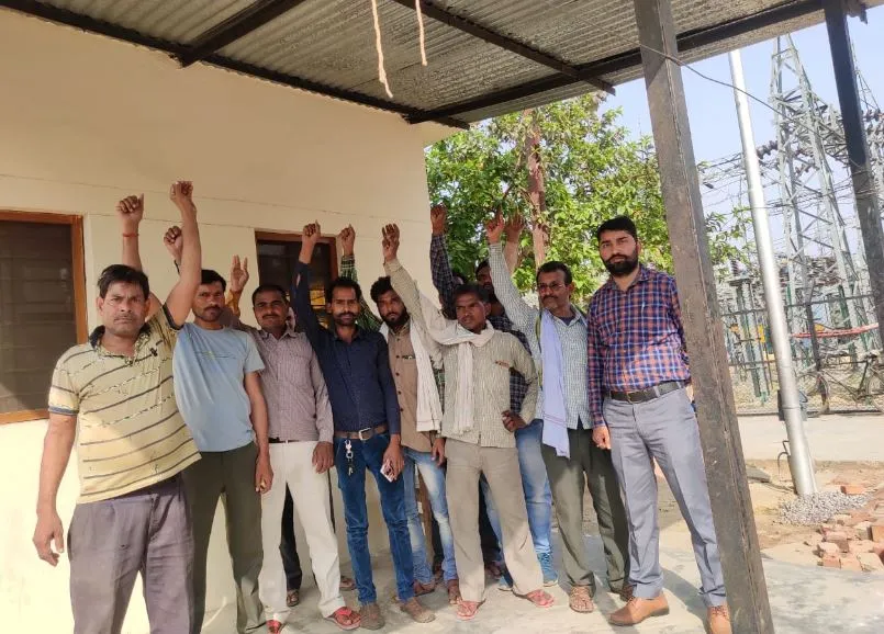 बाराबंकी: वेतन ना मिलने पर संविदा कर्मियों ने किया कार्य बहिष्कार, प्रदर्शन