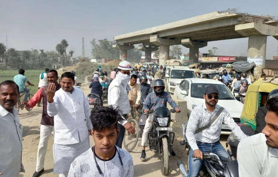 बरेली: भाजपा सांसद धर्मेन्द्र कश्यप का काफिला जाम मे फंसा, सांसद ने कार से उतरकर खुलवाया जाम