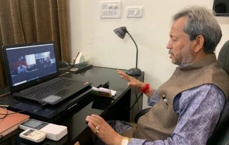 देहरादून: आईसोलेशन में रहकर मुख्यमंत्री निपटा रहे हैं कामकाज