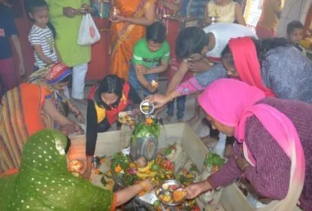 हल्द्वानी: शिवलिंग पर केसर अर्पित कर बाबा से मांगी मुराद, गूंजे बोल बम के जयकारे
