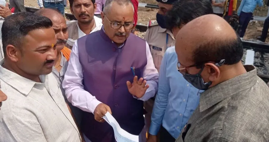 देवरिया: वाराणसी रेल खंड के महाप्रबंधक ने भटनी रेलवे स्टेशन का किया निरीक्षण