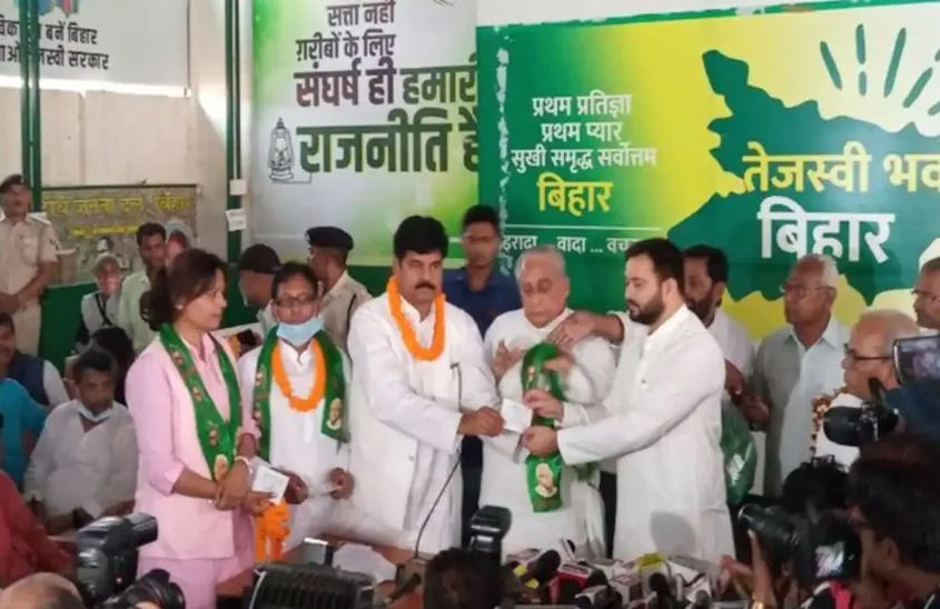 रालोसपा के प्रभारी प्रदेश अध्यक्ष समेत 35 नेता राजद में हुए शामिल
