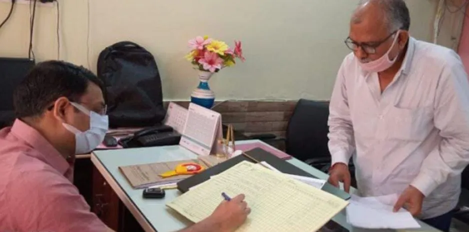 महराजगंज: डीएम ने बीएसए कार्यालय का किया निरीक्षण, अनुपस्थित कर्मचारियों को वेतन रोका