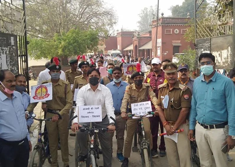 देवरिया: आजादी के अमृत महोत्सव पर शहर में निकाली गई साइकिल रैली