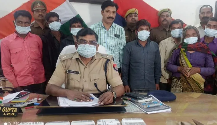 महराजगंज: पुलिस ने तीन लूट की घटनाओं का किया पर्दाफाश, दो महिला समेत 8 लोग गिरफ्तार