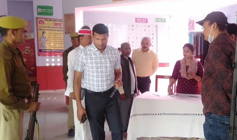 महराजगंज: एसडीएम ने कोरोना वैक्सीनेशन केंद्रों का किया निरीक्षण
