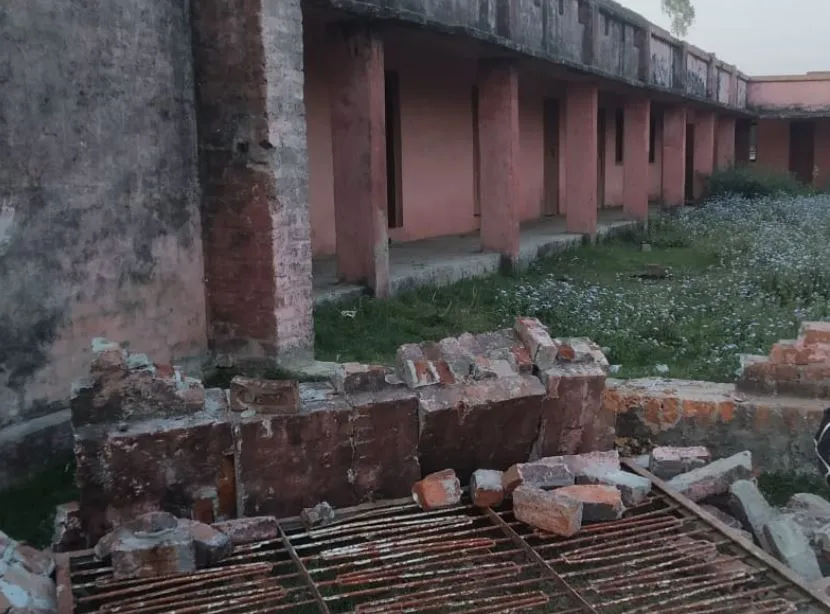 देवरिया: पीजी कॉलेज की दीवार गिरने से दो बच्चियों की दबकर मौत