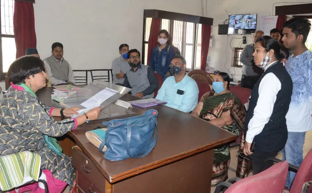 बरेली कॉलेज में छात्रा को लेकर भिड़े छात्र