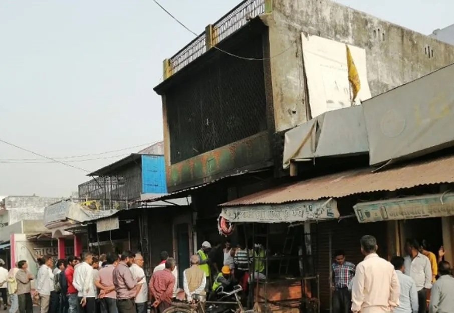 महराजगंज: घर में लगी आग, लाखों का सामान जलकर राख