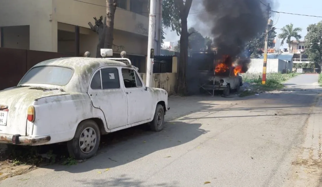 बरेली: आवास विकास कॉलोनी में महीनों से खड़ी कार में लगी आग