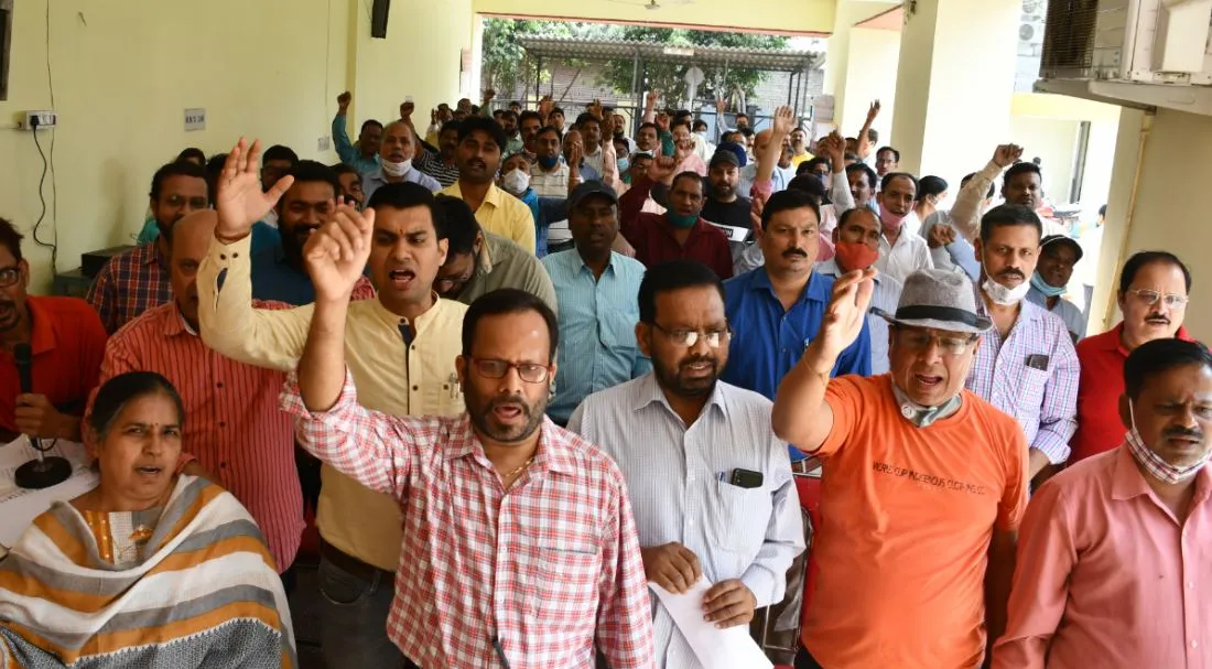 बरेली: निजीकरण और आईपीओ के विरोध में बीमाकर्मियों का प्रदर्शन