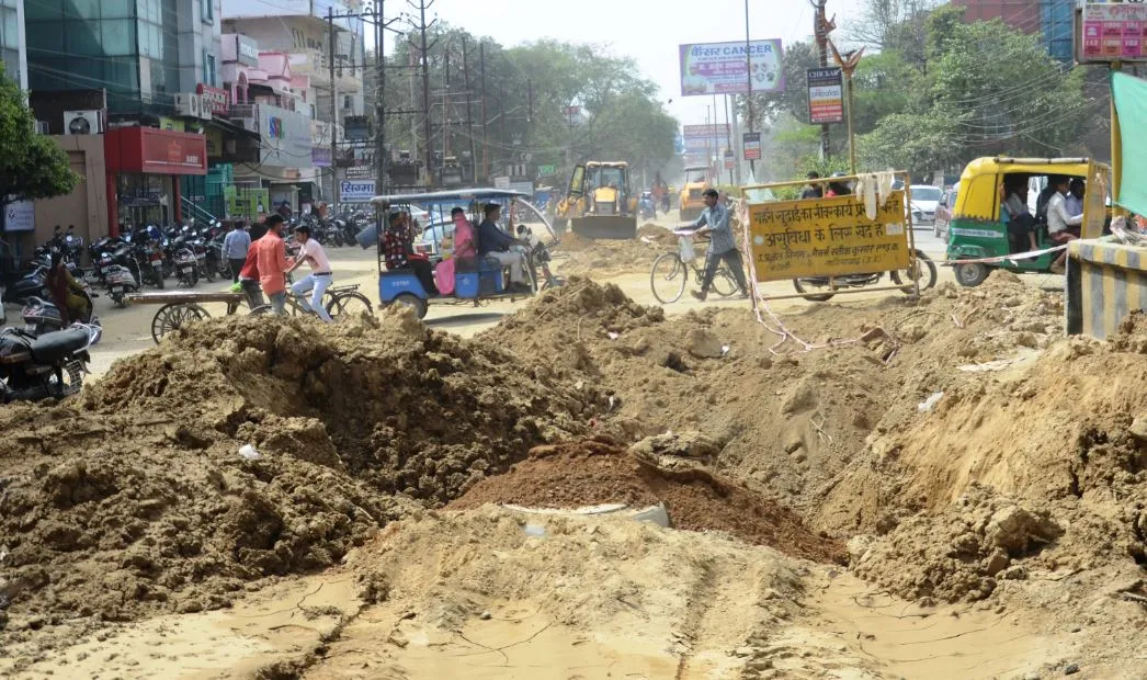 बरेली: मंत्री की फटकार भी बेअसर, अधूरी छोड़ रहे सड़कें
