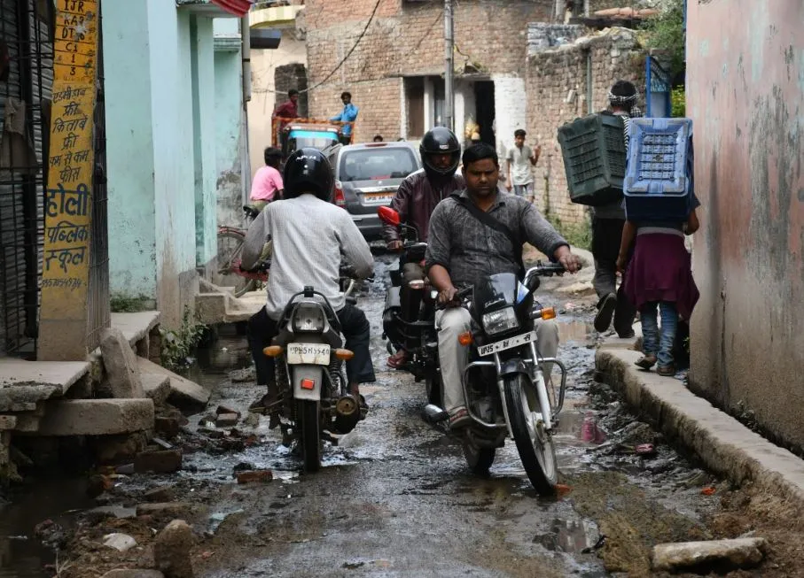 बरेली: जर्जर सड़क और गंदे पानी से परेशान रहपुरा चौधरी वाले