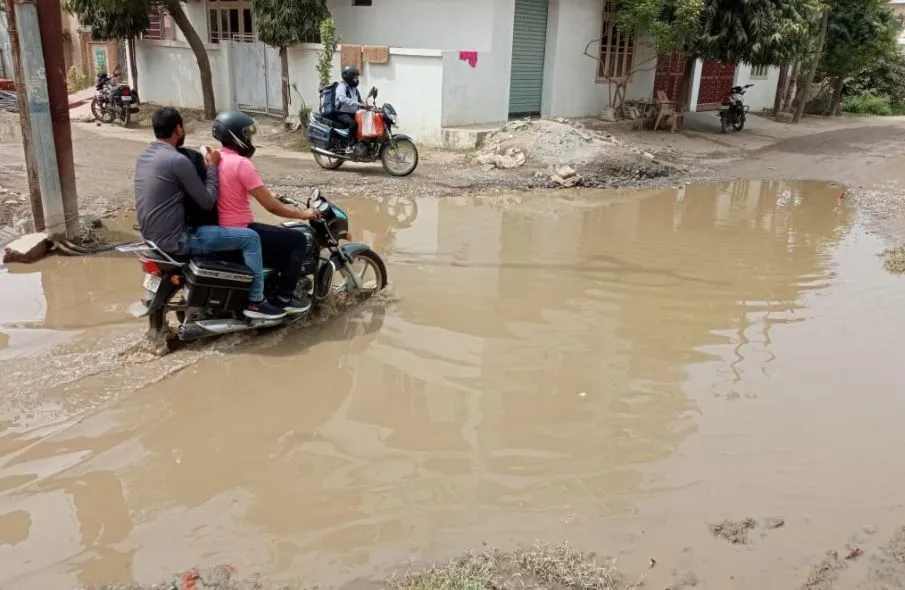 बरेली: बिन बारिश मुंशीनगर में सड़क पर जलभराव