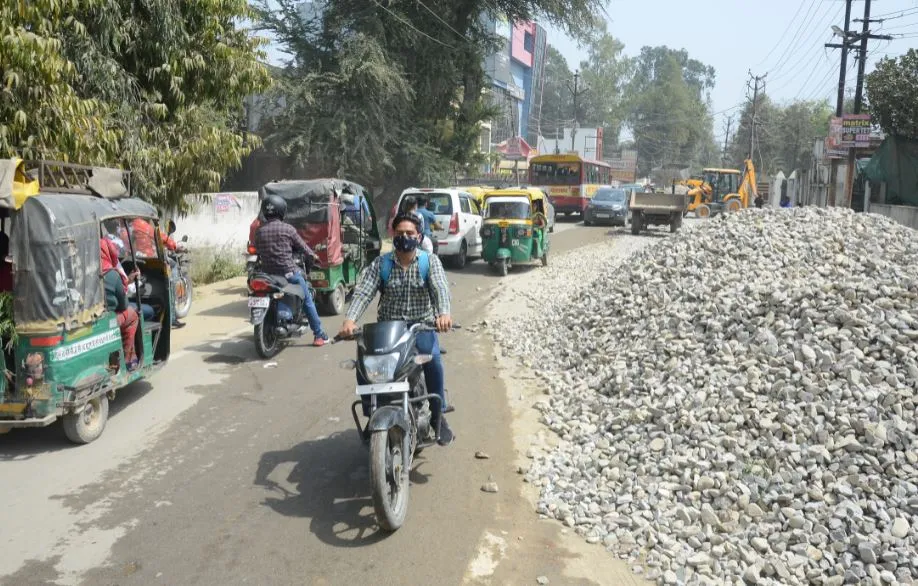 बरेली: गांधी उद्यान के सामने तीसरी बार सीवर लाइन की खुदाई