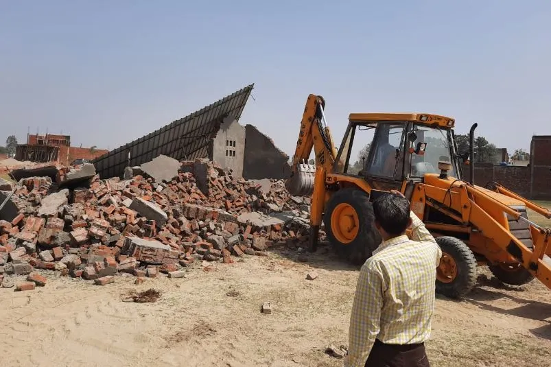 बरेली: सौ फुटा रोड के पास बस रही अवैध कॉलोनी पर चला बुल्डोजर