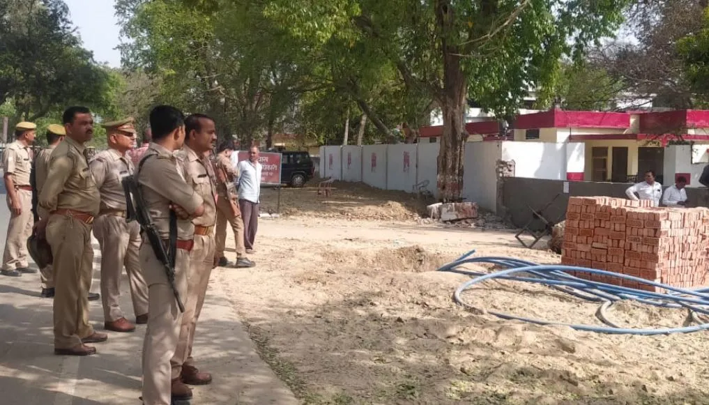 बाराबंकी: तहसील परिसर में पुलिसकर्मियों पर पथराव करने वाले 22 लोग गिरफ्तार, बाकी लोगों की तलाश में जुटी पुलिस