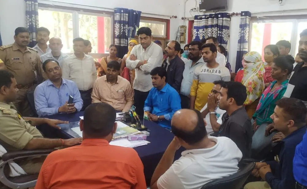 कुशीनगर: कोरोना टीकाकरण के दौरान एएनएम से हुए दुर्व्यवहार को लेकर आरोपी पर कार्रवाई की मांग