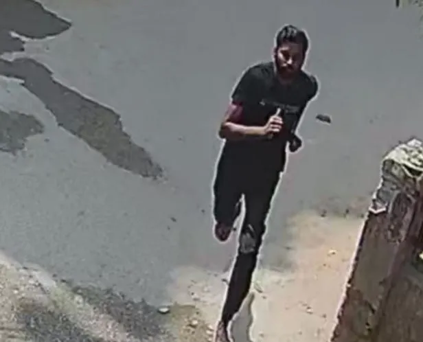 बरेली: दुकान से मोबाइल उठाकर भाग गया लुटेरा, सीसीटीवी में कैद