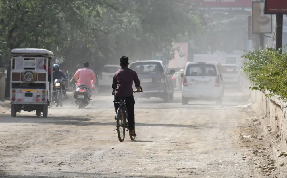 बरेली: धूप में सड़क के गड्ढों में फंसकर निकल रहा पसीना