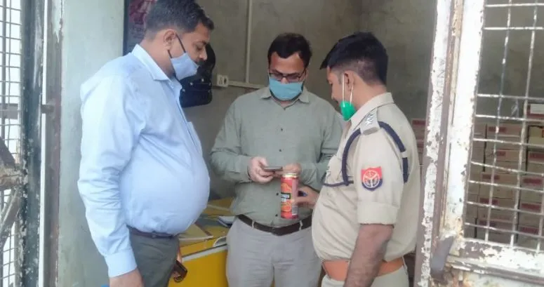 अमेठी: शराब की दुकानों पर आबकारी विभाग के साथ सीओ और एसडीएम ने की छापेमारी