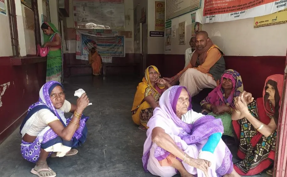 बाराबंकी: दो दिन से नहीं लग रहा कोरोना का टीका, लोगों में आक्रोश