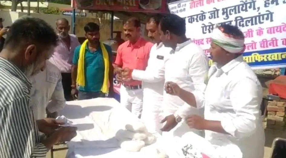 अमेठी: चीनी बेच रहे थे कांग्रेस कार्यकर्ता, पुलिस ने लिया हिरासत में, जानिए क्यों?