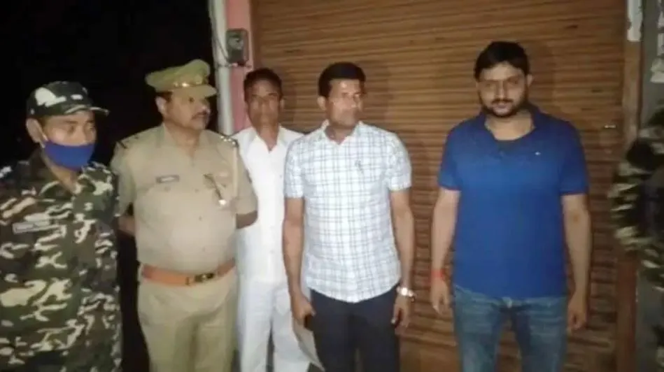 महराजगंज: नेपाल से लाकर भारत में बेचते थे पेट्रोल और डीजल, एसडीएम ने मारा छापा, 3500 लीटर डीजल किया जब्त