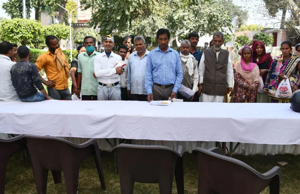 बरेली: घंटों गायब रहे कर्मचारी, पंजीयन न होने पर गुस्साए फड़ वाले