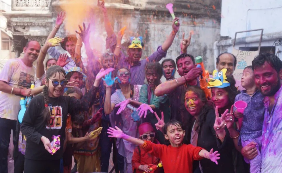 बरेली: रंगों में सराबोर हुए लोग, जगह-जगह बजने लगे होली के गीत