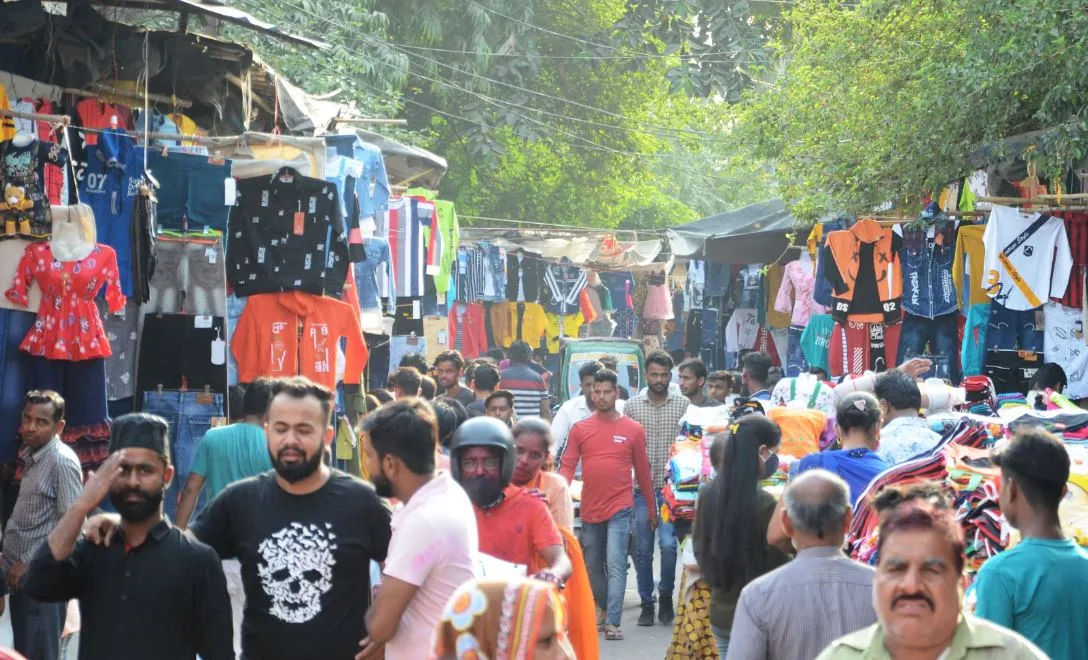 बरेली: कोरोना की छाया के बीच मनेगी होली, बाजार रहे गुलजार