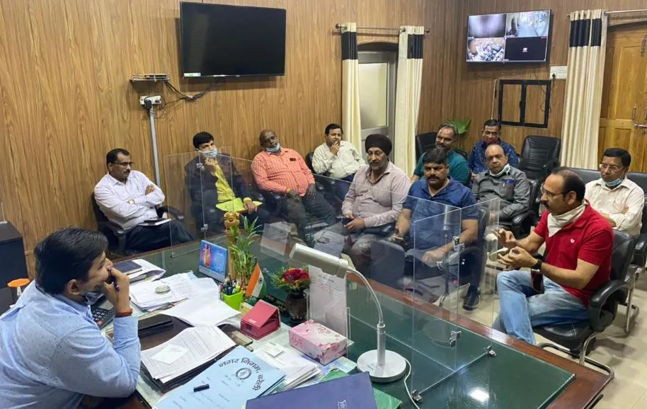 बरेली: पीडब्ल्यूडी की सड़क पर निगम ने बनाई पार्किंग, रोष