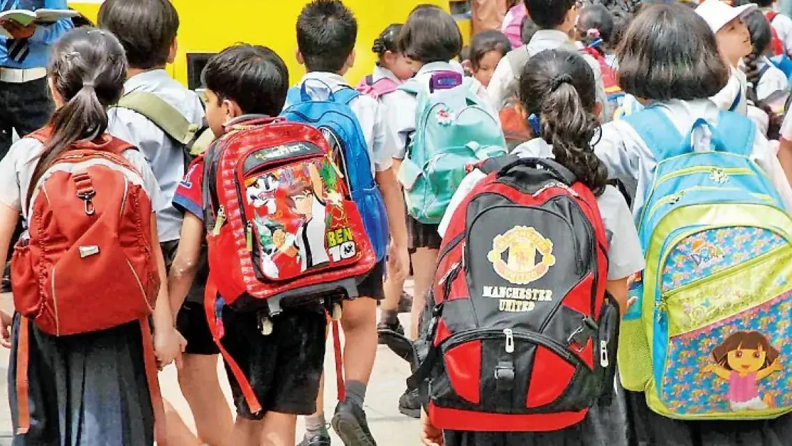 बरेली: बजट लैप्स कर दिया पर 950 बच्चों को बैग नहीं दिया