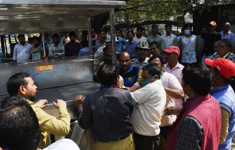 बरेली: पार्किंग से कब्जा हटाने पर बवाल,  दुकानदार ने पेट्रोल छिड़का