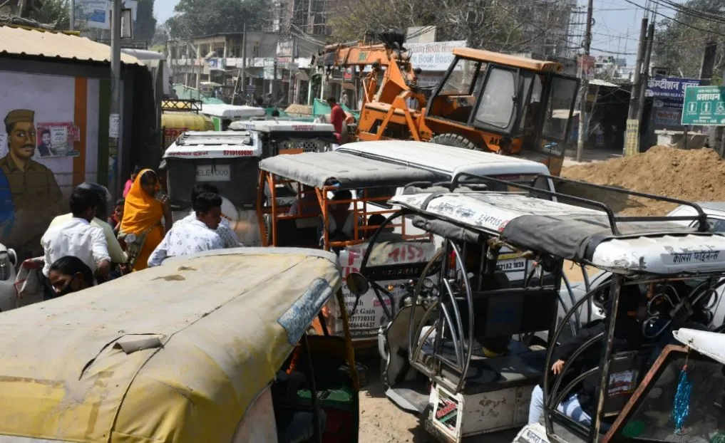 बरेली: गांधी उद्यान के पास बैरिकेडिंग लगाकर रास्ता बंद किया, शहर में घूमने से पहले पढ़ें ये खबर