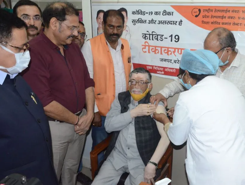 बरेली: केंद्रीय मंत्री ने पत्नी संग लगवाया कोरोना का टीका
