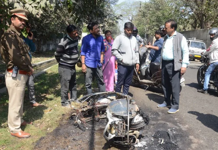 बरेली: चलती स्कूटी में लगी आग, 45 हजार रुपये भी जले