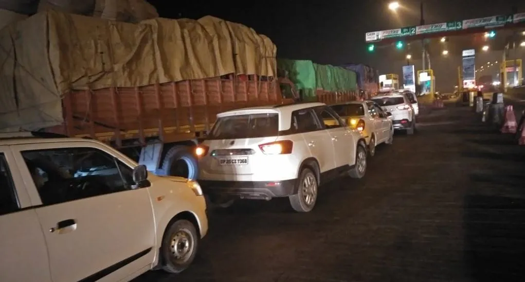 बरेली: फास्टैग से भी खत्म नहीं हो रहा टोल प्लाजा का जाम