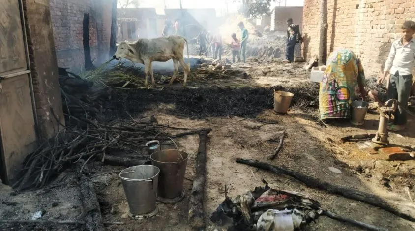 लखीमपुर खीरी: लालापुरवा गांव में लगी भीषण आग, 33 घर जलकर राख