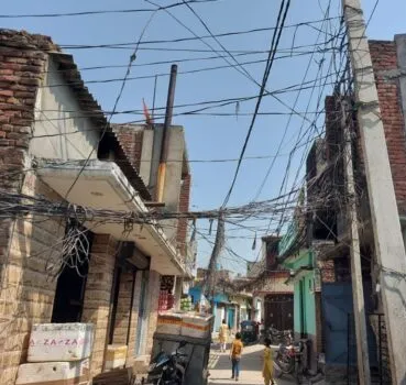 रुद्रपुर: बिजली के झूलते तार दे रहे हादसों को दावत