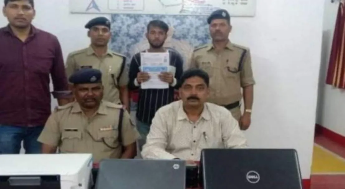देवरिया: सीआइबी और आरपीएफ की छापेमारी, ई-टिकट धंधेबाज गिरफ्तार