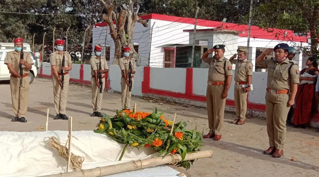 देवरिया: बच्चे की मौत के गम ने ले ली सिपाही की जान, बंद कमरे में फंदे से लटकता मिला श‍व
