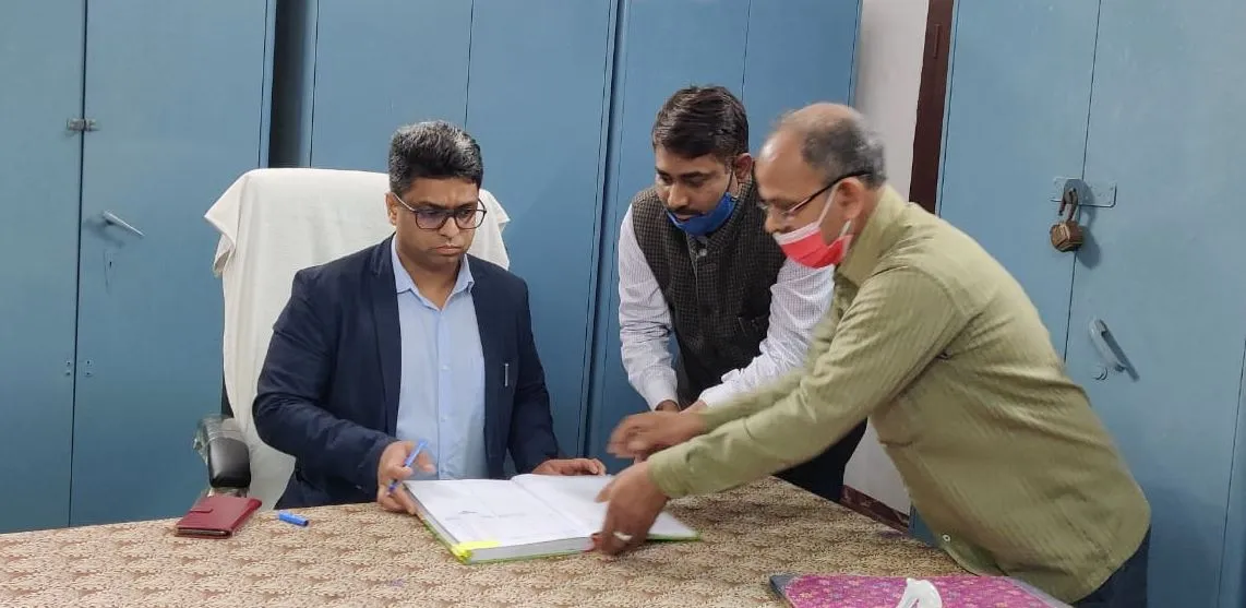 देवरिया: नए जिलाधिकारी के रुप में कार्यभार संभाल बोले आशुतोष निरंजन, लापरवाही बर्दाश्त नहीं होगी